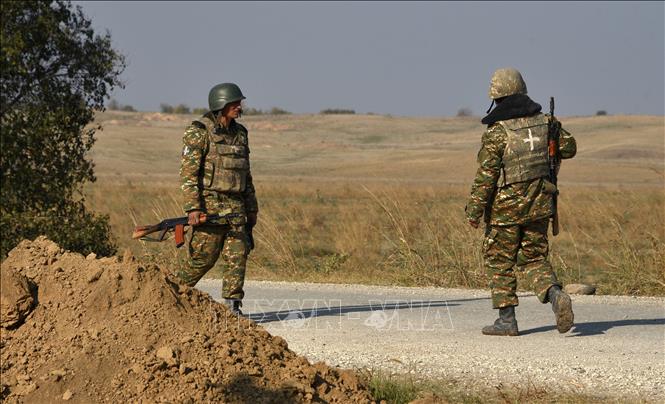 Binh sĩ Armenia tuần tra trên tuyến đường gần làng Berdashen thuộc tỉnh Shirak, khu vực ranh giới ngừng bắn với Azerbaijan, ngày 27/11/2020. Ảnh minh họa: AFP/TTXVN
