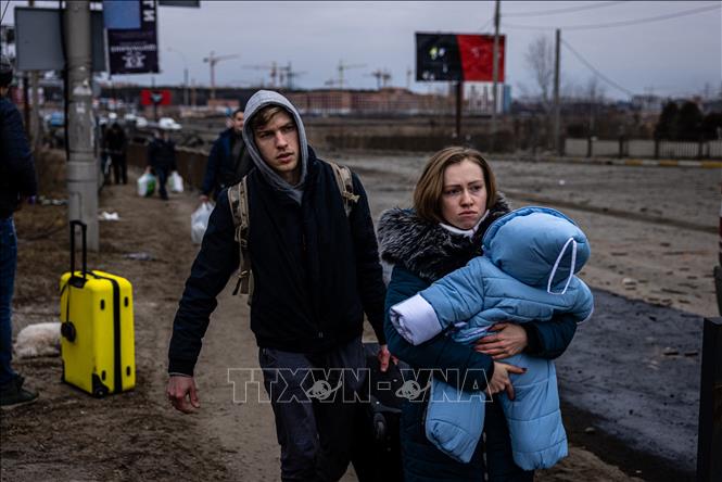 Người dân sơ tán khỏi thành phố Irpin, phía Tây Bắc Kiev, Ukraine ngày 7/3/2022. Ảnh tư liệu: AFP/TTXVN
