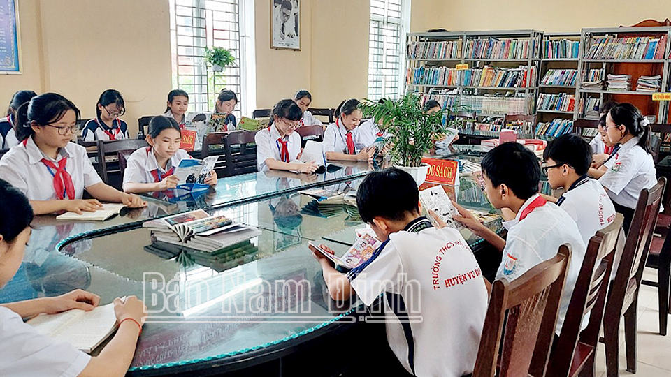 Học sinh Trường THCS Trần Huy Liệu (Vụ Bản) đọc sách trong thư viện nhà trường.