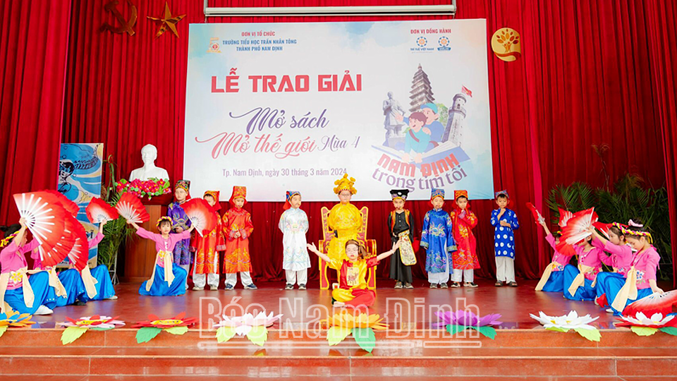 Một tác phẩm văn học đã được sân khấu hóa tại Cuộc thi Mở sách - Mở thế giới do Trường Tiểu học Trần Nhân Tông (thành phố Nam Định) tổ chức.