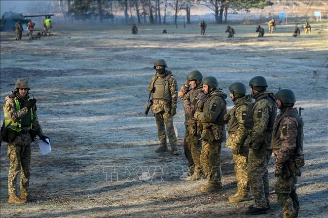 Binh sĩ Ukraine tham gia buổi huấn luyện ở ngoại ô Kiev ngày 21/11/2023. Ảnh: AFP/TTXVN
