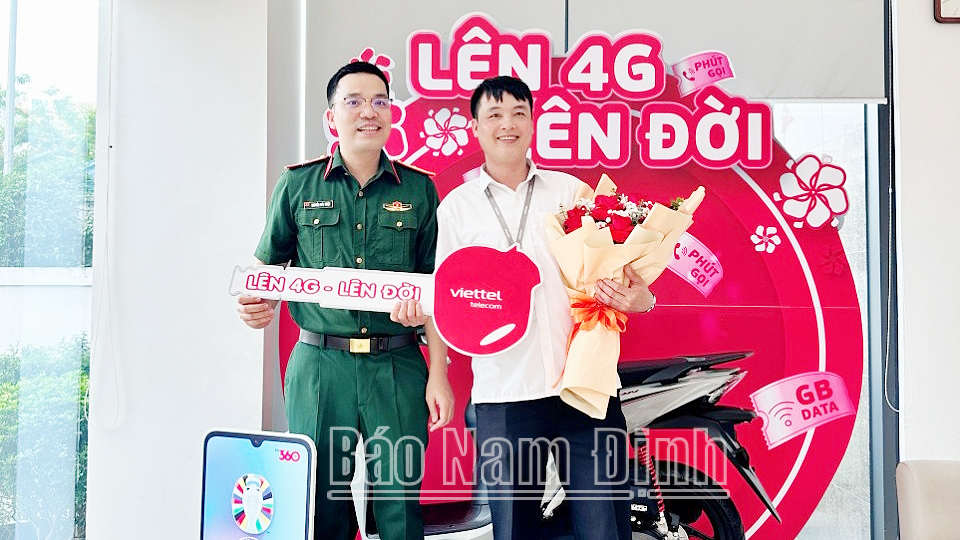 Đại diện Viettel Nam Định trao tặng giải thưởng cho khách hàng trúng thưởng xe máy Honda Vision. 
