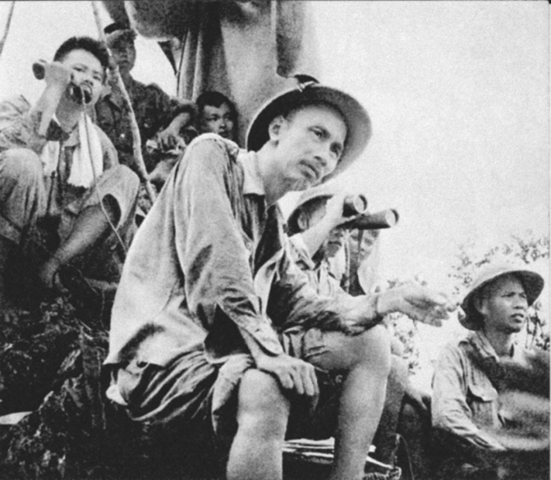 Chủ tịch Hồ Chí Minh quan sát trận đánh mở màn ở Đông Khê trong Chiến dịch Biên giới (1950). Ảnh tư liệu