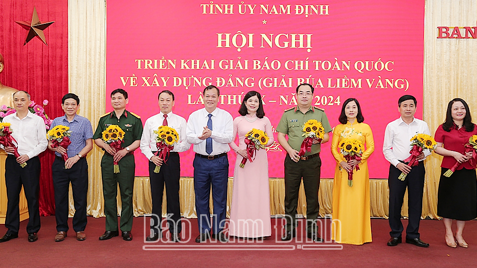Đồng chí Phó Bí thư Thường trực Tỉnh ủy Lê Quốc Chỉnh tặng hoa các tập thể có thành tích tiêu biểu trong triển khai Giải Báo chí toàn quốc về xây dựng Đảng (Giải Búa liềm vàng) lần thứ VIII-2023.
            