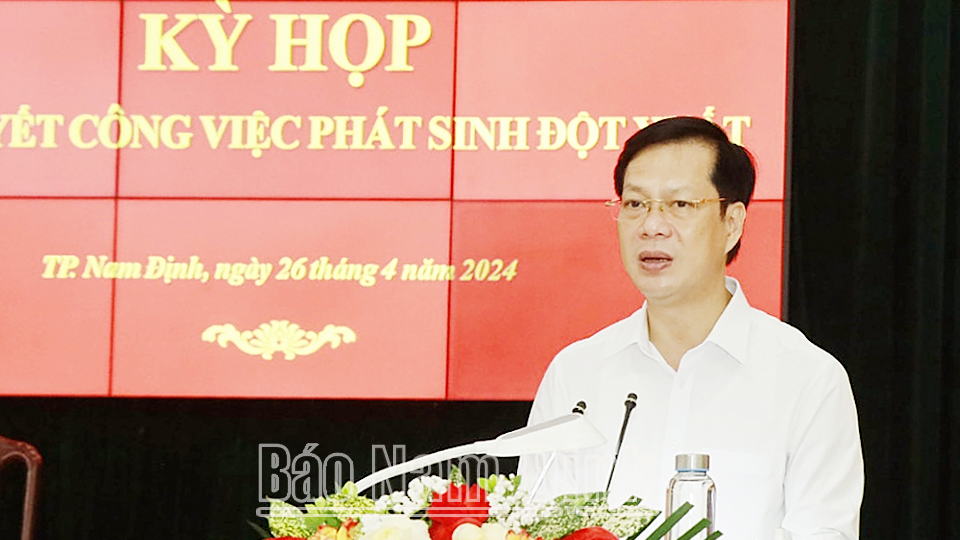 Đồng chí Nguyễn Anh Tuấn, Ủy viên Ban TVTU, Bí thư Thành ủy, Chủ tịch HĐND thành phố Nam Định phát biểu tại kỳ họp. 
