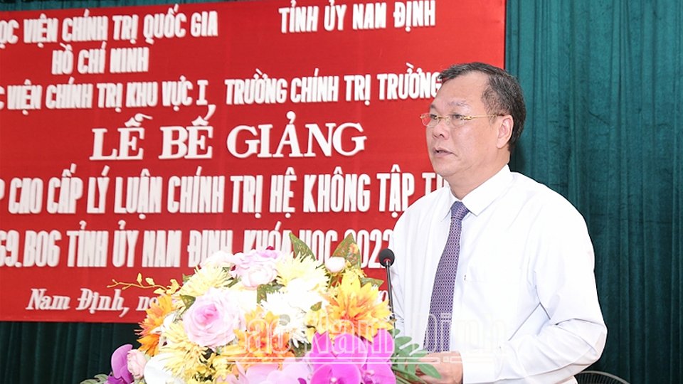 Đồng chí Lê Quốc Chỉnh, Phó Bí thư Thường trực Tỉnh ủy, Chủ tịch HĐND tỉnh, Trưởng đoàn Đoàn đại biểu Quốc hội tỉnh phát biểu tại lễ bế giảng. 
