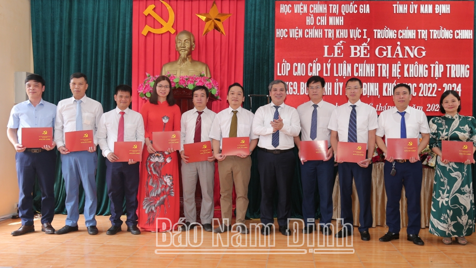 Đồng chí Tiến sĩ Vũ Văn Hậu, Phó Giám đốc Học viện Chính trị Khu vực I trao bằng tốt nghiệp cho các học viên. 
