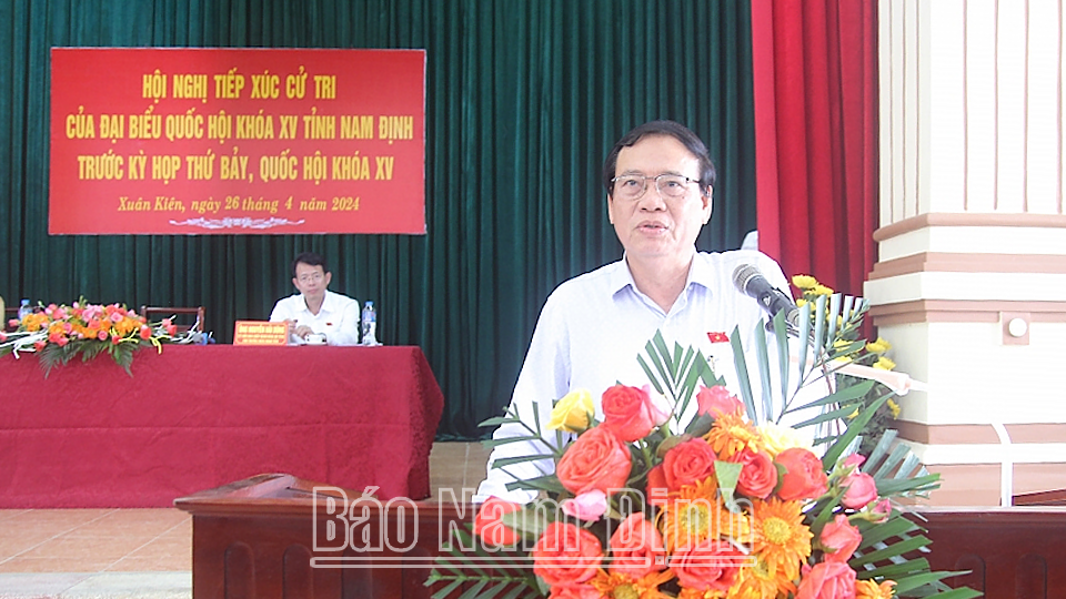 Đồng chí Võ Văn Kim, Chủ tịch Trung ương Hội Cựu thanh niên xung phong Việt Nam phát biểu tại hội nghị tiếp xúc cử tri huyện Xuân Trường.
