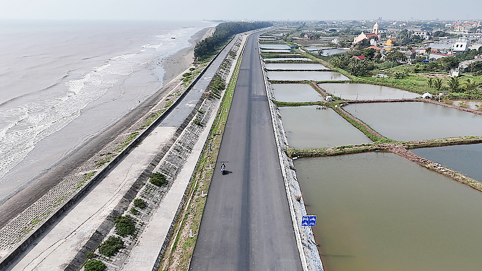 Dự án tuyến đường bộ ven biển dài 65,58km, đoạn qua tỉnh Nam Định có tổng mức đầu tư gần 2.700 tỷ đồng đang gấp rút hoàn thiện  sau 3 năm khởi công xây dựng.
Ảnh: PV