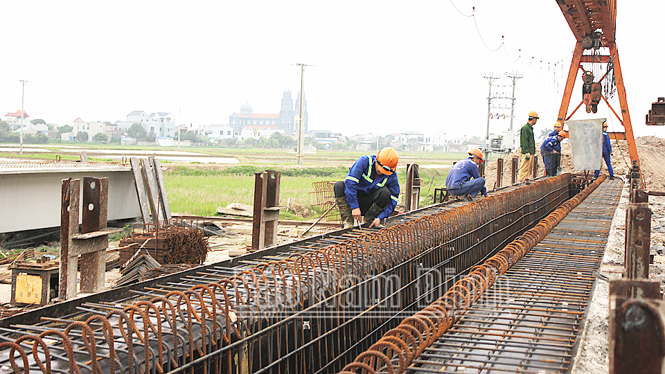 Thi công công trình tuyến đường bộ mới Nam Định - Lạc Quần - Đường bộ ven biển đoạn qua địa bàn huyện Nam Trực.