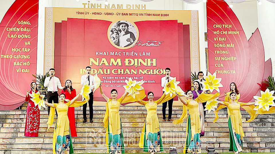 Biểu diễn văn nghệ tại Lễ khai mạc triển lãm “Nam Định in dấu chân Người”.