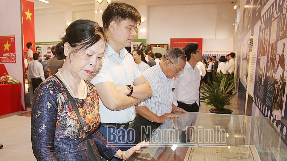Cán bộ, đảng viên và nhân dân tìm hiểu lịch sử từ các hiện vật tại triển lãm “Nam Định in dấu chân Người”.