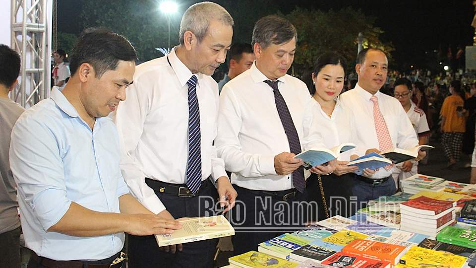 Đồng chí Trần Lê Đoài, TUV, Phó Chủ tịch UBND tỉnh và các đại biểu tham quan gian trưng bày, giới thiệu sách. 