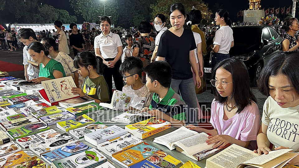 Các “độc giả nhí” hào hứng đọc, chọn sách tại Ngày Sách và Văn hóa đọc Việt Nam tỉnh Nam Định năm 2024. 