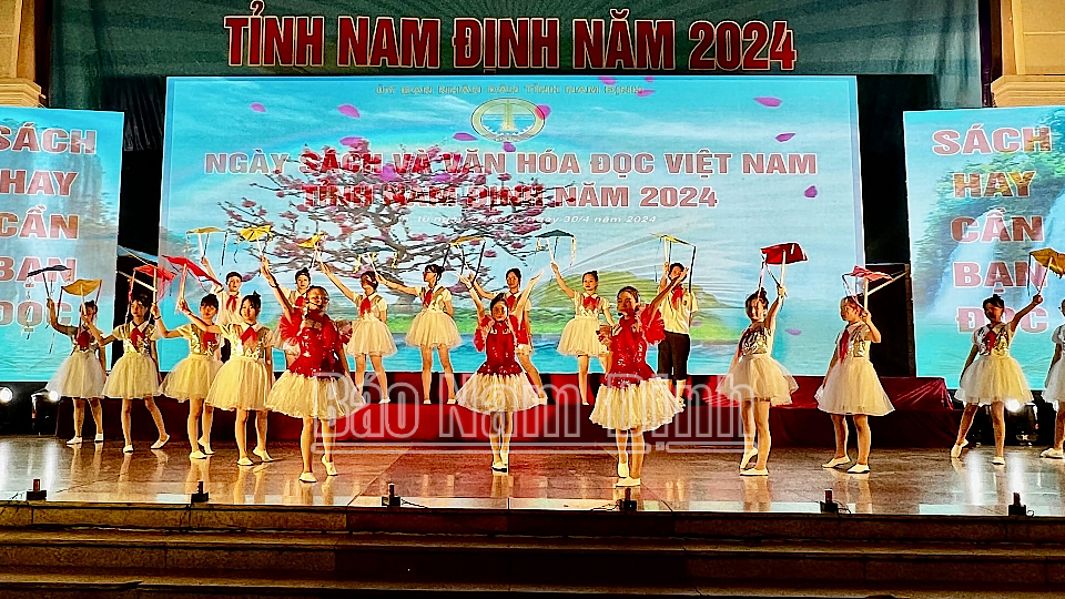 Học sinh Trường THCS Quang Trung (thành phố Nam Định) biểu diễn một tiết mục văn nghệ trong đêm khai mạc Ngày Sách và Văn hóa đọc Việt Nam tỉnh Nam Định năm 2024. 