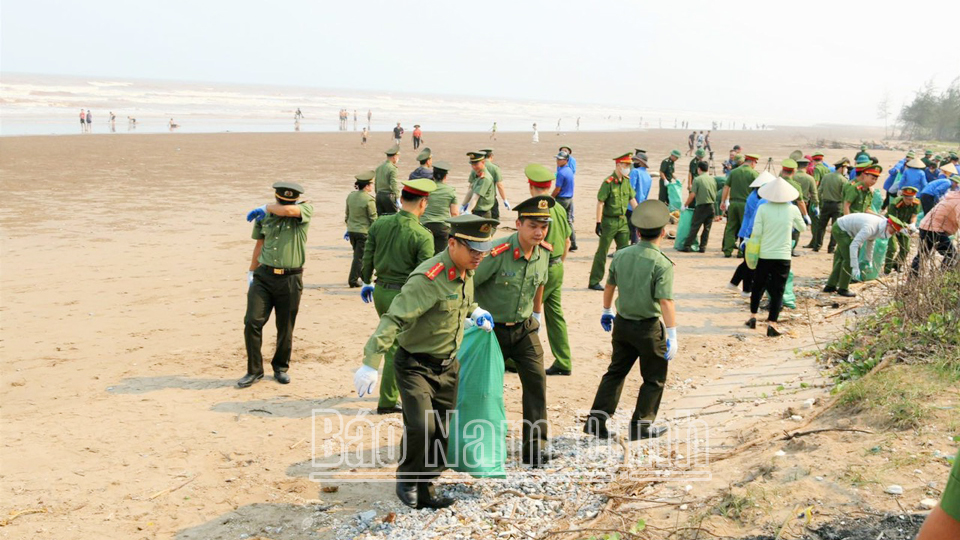 Các lực lượng tham gia dọn vệ sinh môi trường tại khu sinh thái Rạng Đông