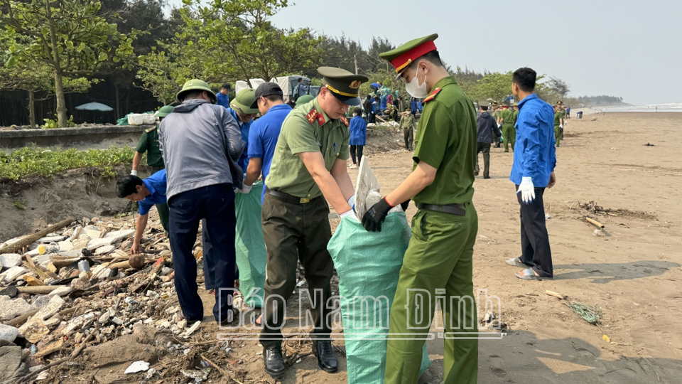 Các lực lượng ra quân thu gom rác thải dọc bờ kè khu sinh thái Rạng Đông (Nghĩa Hưng). 

