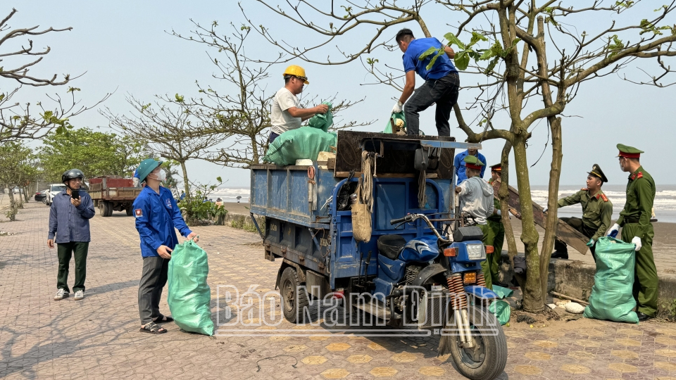 Đại diện các lực lượng tham gia thu gom rác thải nhận định, lượng rác thu gom dọc bờ kè khu sinh thái Rạng Đông không quá nhiều. 

