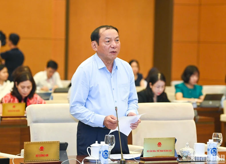 Bộ trưởng Văn hóa, Thể thao và Du lịch Nguyễn Văn Hùng trình bày tờ trình về dự án luật.