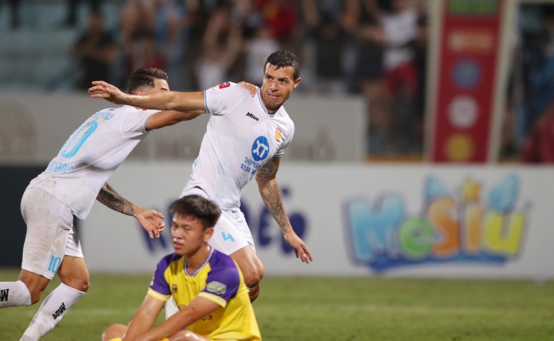Việc ghi bàn sau phút 90 là đặc sản của đội Nam Định mùa này. 