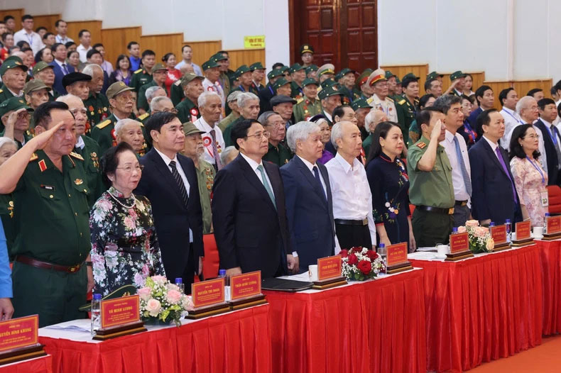Thủ tướng Phạm Minh Chính và các đại biểu tại lễ chào cờ trong buổi gặp mặt.