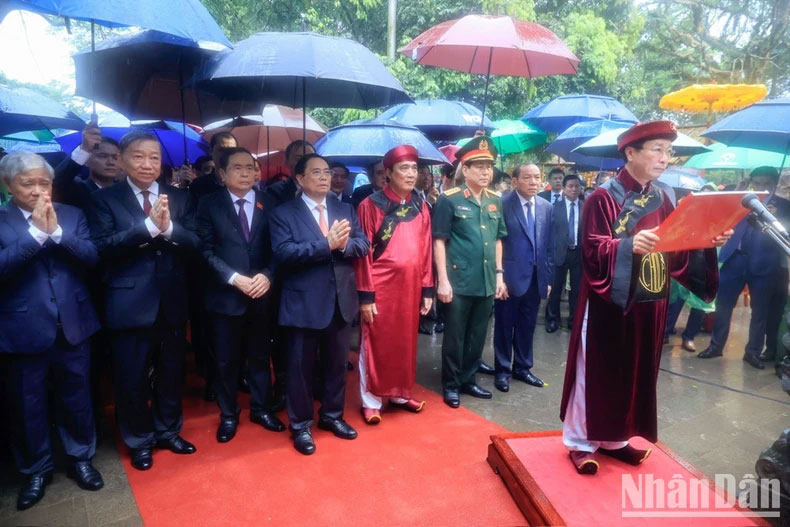 Thủ tướng Phạm Minh Chính và các đồng chí lãnh đạo thực hiện nghi thức Giỗ Tổ trước Đền Thượng.