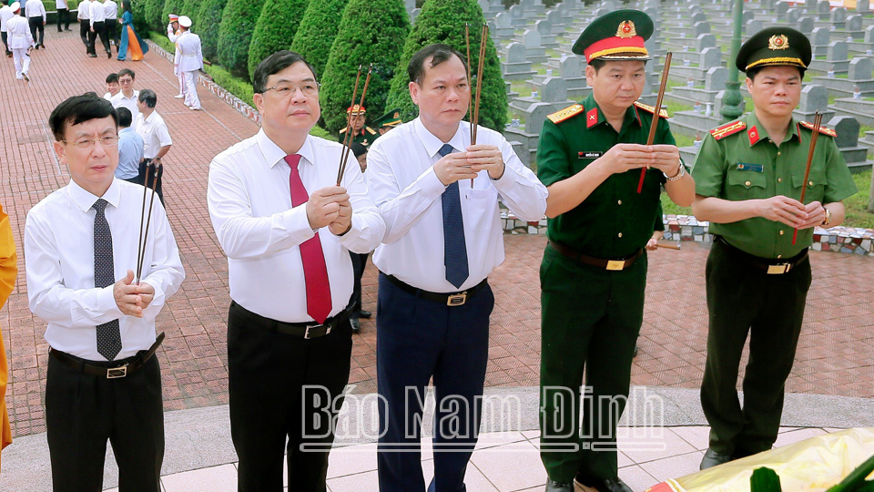 Các đồng chí lãnh đạo tỉnh dâng hương tưởng nhớ công lao các Anh hùng Liệt sĩ tại Nghĩa trang Liệt sĩ thành phố Nam Định.