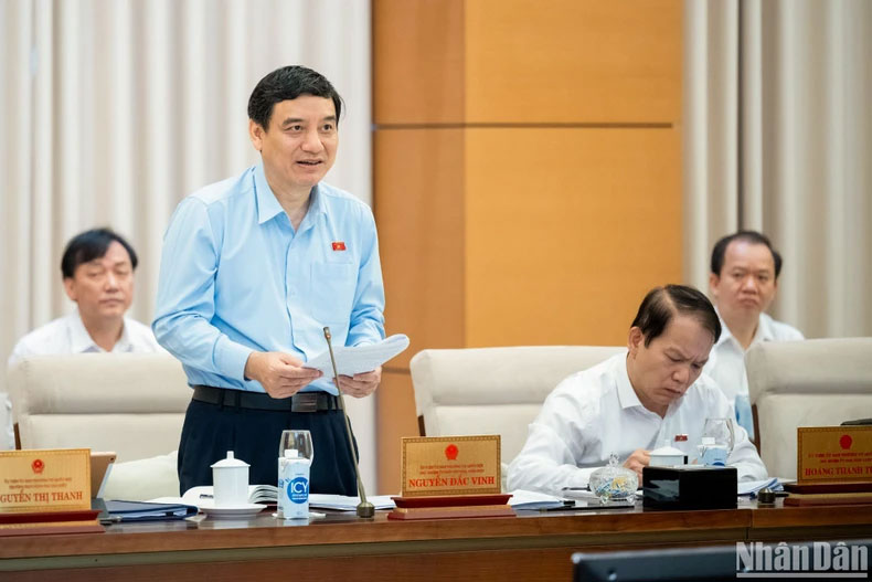 Chủ nhiệm Ủy ban Văn hóa, Giáo dục của Quốc hội Nguyễn Đắc Vinh trình bày báo cáo thẩm tra sơ bộ dự án Luật.
