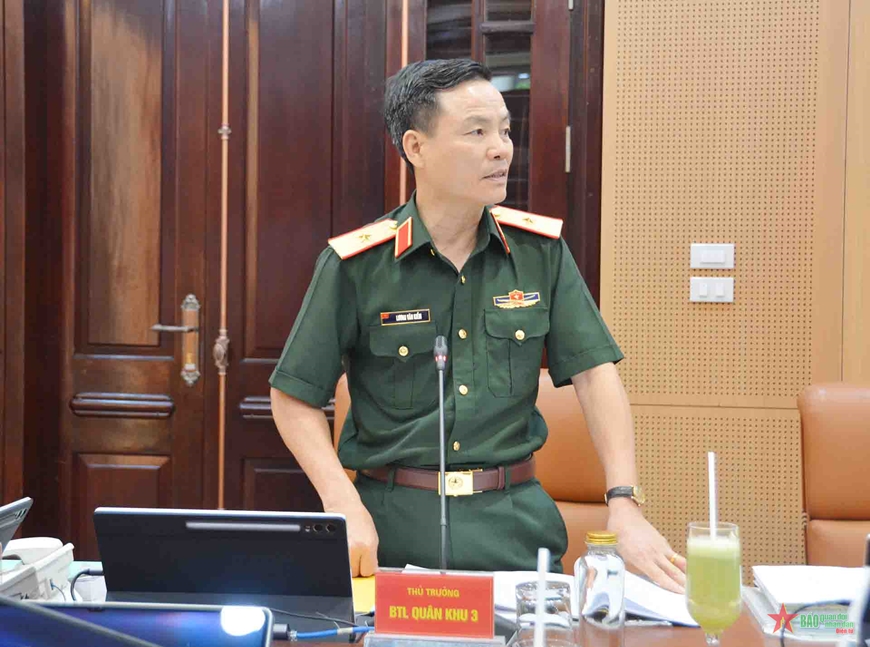 Thiếu tướng Lương Văn Kiểm, Phó tư lệnh Quân khu 3 phát biểu tại buổi làm việc.
