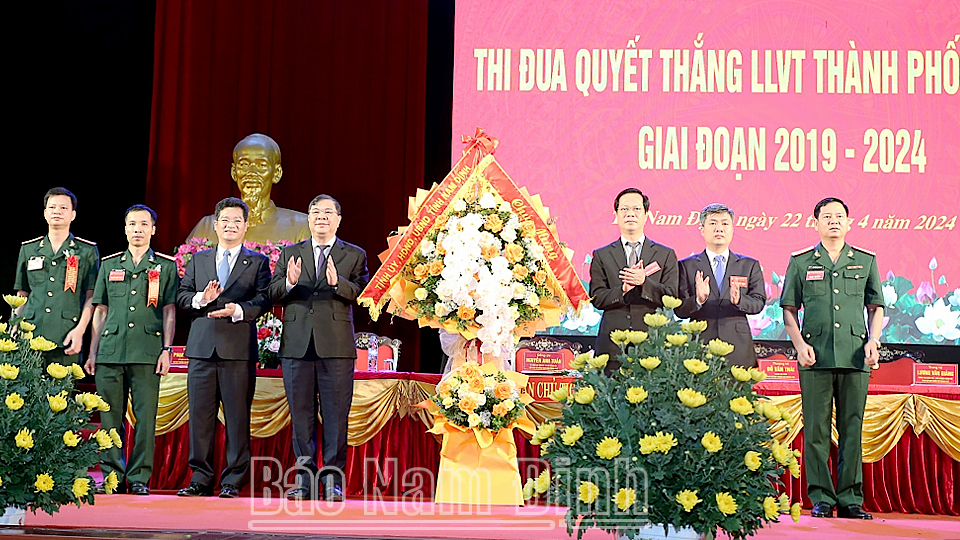 Đồng chí Bí thư Tỉnh ủy Phạm Gia Túc tặng hoa chúc mừng Đại hội.
