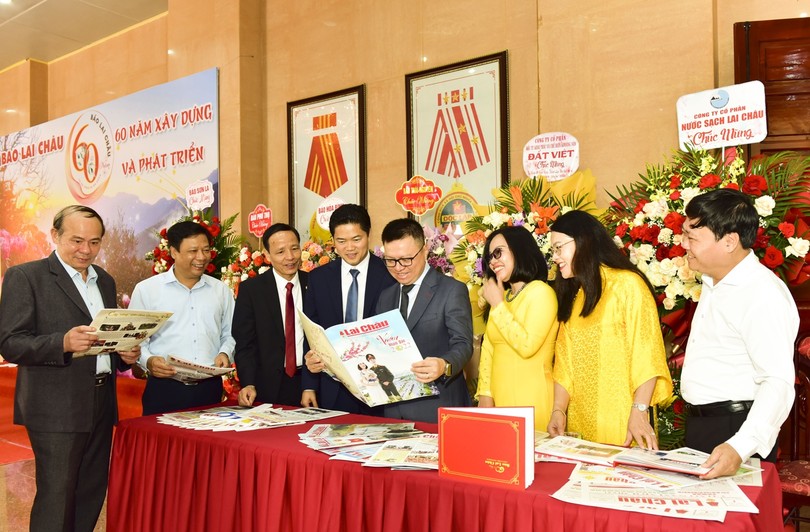 Đại biểu tham quan gian trức bày một số hình ảnh, sản phẩm OCOP và tìm hiểu các ấn phẩm Báo Lai Châu.