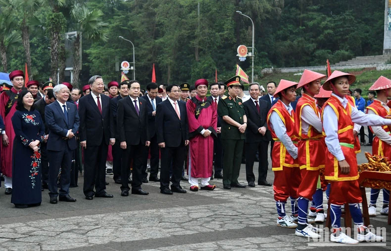 Thủ tướng Phạm Minh Chính và các đại biểu chuẩn bị thực hiện nghi lễ Giỗ Tổ.