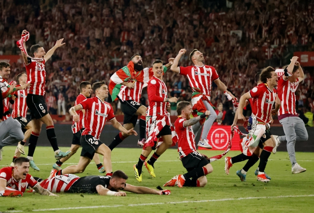Các cầu thủ Athletic Bilbao vỡ oà cảm xúc khi chiến thắng 4-2 ở loạt sút luân lưu.