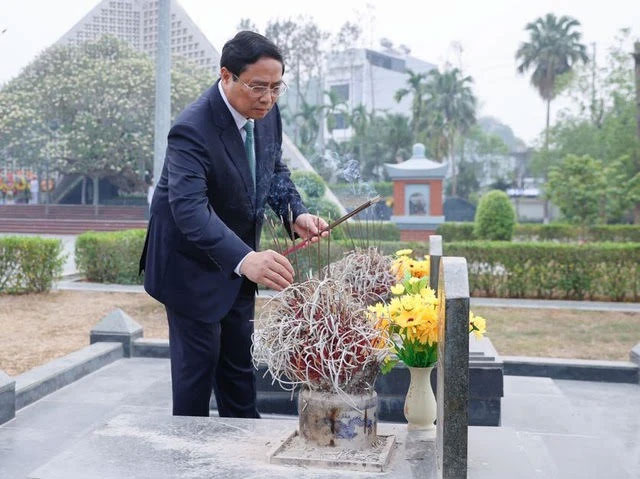 Thủ tướng Phạm Minh Chính dâng hương tại mộ phần các liệt sĩ tại Nghĩa trang Liệt sĩ quốc gia A1.