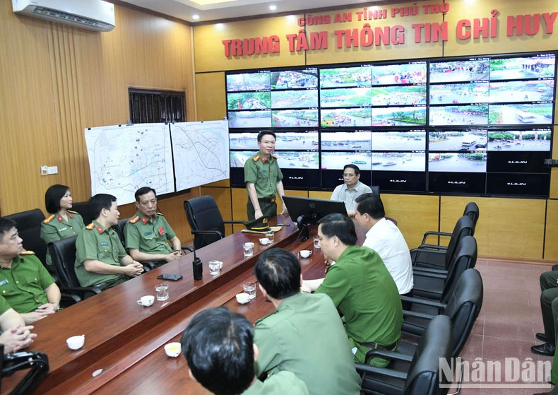 Đại tá Nguyễn Minh Tuấn, Giám đốc Công an tỉnh Phú Thọ báo cáo Thủ tướng Chính phủ tại buổi làm việc.