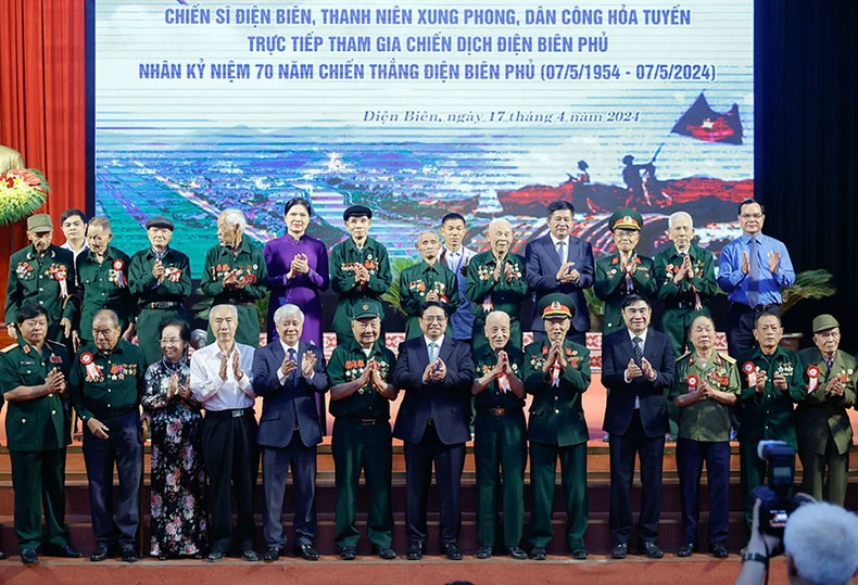 hủ tướng Phạm Minh Chính chụp ảnh lưu niệm với các cựu chiến binh tham gia Chiến dịch Điện Biên Phủ.