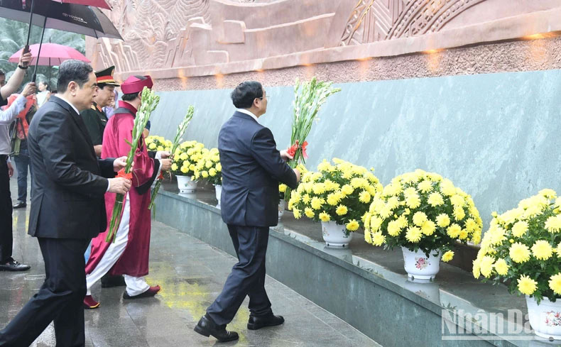 Thủ tướng Phạm Minh Chính và các đồng chí lãnh đạo đặt hoa tại Bức Phù điêu Bác Hồ nói chuyện với cán bộ, chiến sĩ Đại đoàn quân Tiên Phong.