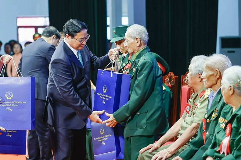 Thủ tướng Phạm Minh Chính tặng quà cho các lực lượng vũ trang tham Chiến dịch Điện Biên Phủ.