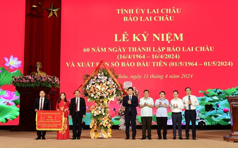 Lãnh đạo tỉnh Lai Châu tặng bức trướng, lẵng hoa chúc mừng Báo Lai Châu.