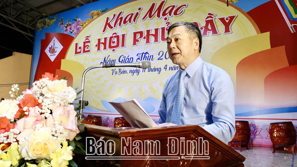 Đồng chí Trần Lê Đoài, TUV, Phó Chủ tịch UBND tỉnh phát biểu tại chương trình khai mạc Lễ hội Phủ Dầy.