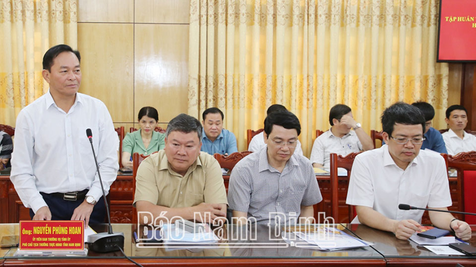 Đồng chí Nguyễn Phùng Hoan, Ủy viên Ban TVTU, Phó Chủ tịch Thường trực HĐND tỉnh phát biểu tại hội nghị. 