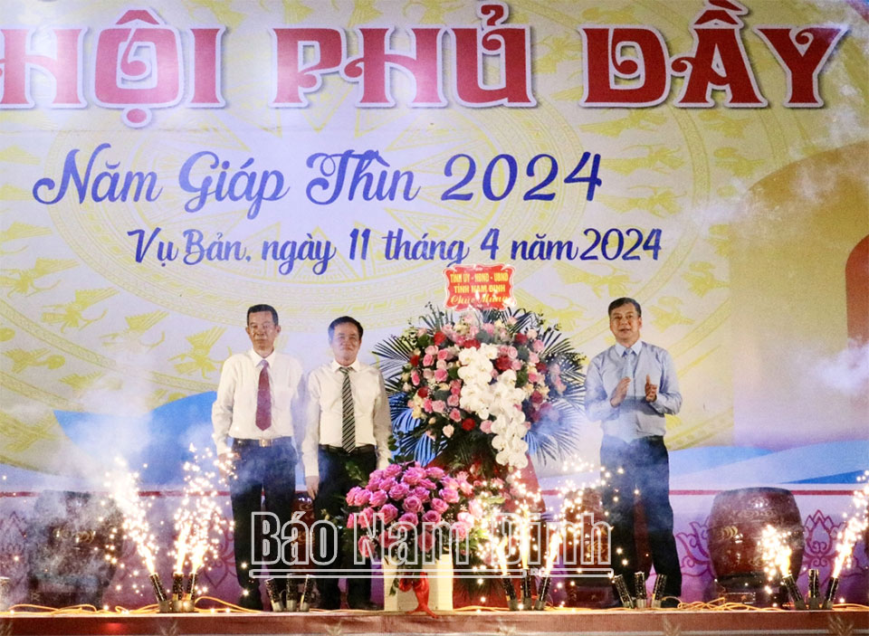 Đồng chí Trần Lê Đoài, TUV, Phó Chủ tịch UBND tỉnh tặng Ban tổ chức Lễ hội Phủ Dầy lẵng hoa tươi thắm.