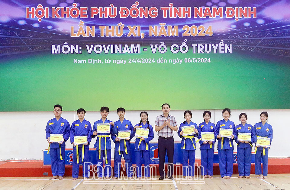 Trường THPT Nguyễn Khuyến đoạt Huy chương Vàng nội dung võ nhạc, môn Võ Vovinam khối THPT.