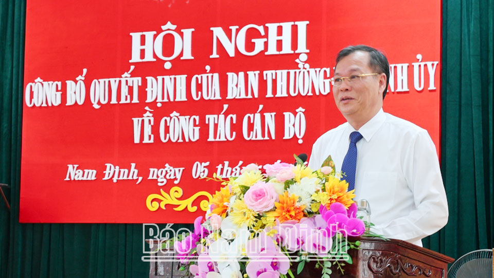 Đồng chí Phó Bí thư Thường trực Tỉnh ủy Lê Quốc Chỉnh phát biểu giao nhiệm vụ cho tân Hiệu trưởng Trường Chính trị Trường Chinh Vũ Ngọc Hoàng.