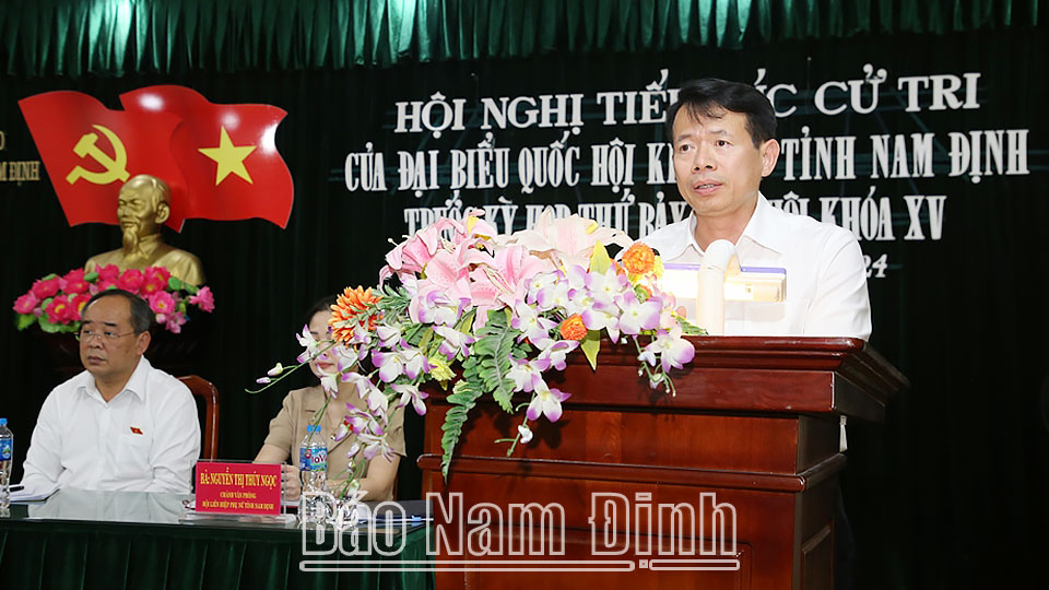 Đồng chí Nguyễn Hải Dũng, TUV, Phó Trưởng đoàn chuyên trách Đoàn đại biểu Quốc hội tỉnh Nam Định phát biểu tại hội nghị tiếp xúc cử tri thành phố Nam Định