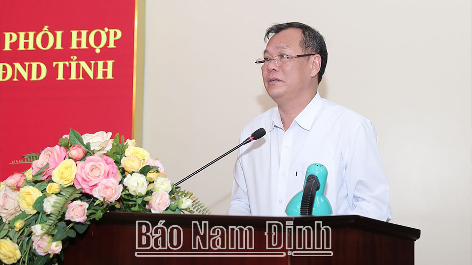 Đồng chí Lê Quốc Chỉnh, Phó Bí thư Thường trực Tỉnh ủy, Chủ tịch HĐND tỉnh, Trưởng đoàn Đoàn đại biểu Quốc hội tỉnh phát biểu tại hội nghị. 