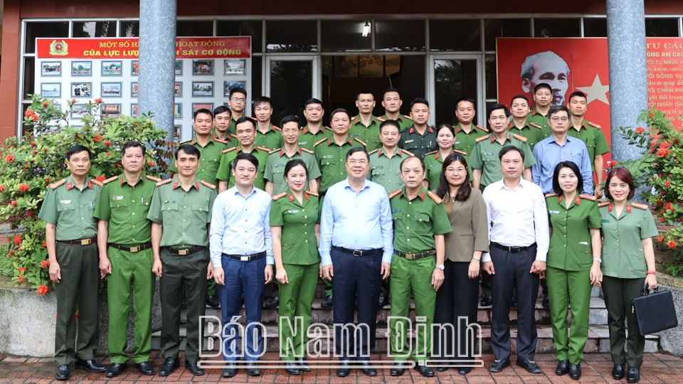 Các đồng chí lãnh đạo tỉnh chụp ảnh lưu niệm cùng cán bộ, chiến sĩ Phòng Cảnh sát Cơ động (Công an tỉnh). 