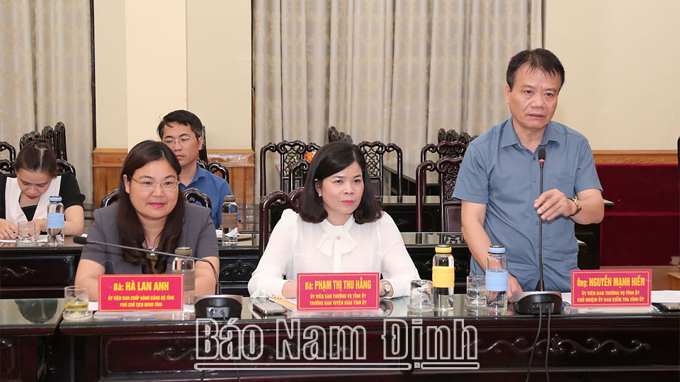 Đồng chí Nguyễn Mạnh Hiền, Chủ nhiệm Ủy ban Kiểm tra Tỉnh ủy phát biểu tại hội nghị. 