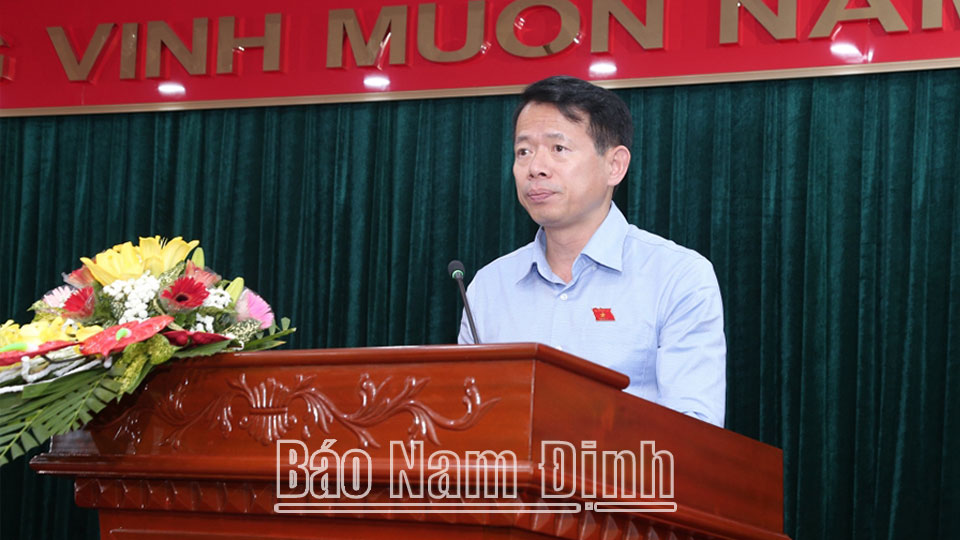 Đồng chí Nguyễn Hải Dũng, TUV, Phó Trưởng đoàn chuyên trách Đoàn ĐBQH tỉnh phát biểu tại hội nghị 
