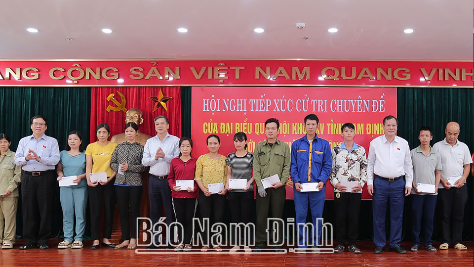 Các đồng chí: Phó Bí thư Thường trực Tỉnh uỷ Lê Quốc Chỉnh; Phó Chủ tịch UBND tỉnh Trần Lê Đoài trao quà cho công nhân lao động